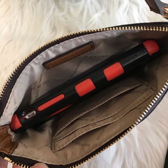 Final sale ✨Michael Kors Large Jet set wristlet - Picture 8 of 8